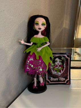 Monster High 11" Doll DRACULAURA DRACULA DAUGHTER SCARY TALES SNOW BITE